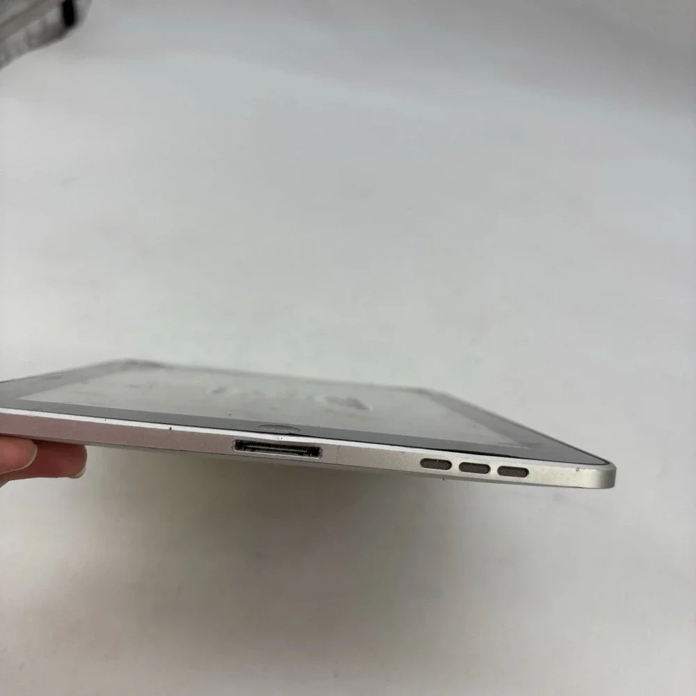 iPad 32GB A1337 Broken Doesn't Turn On Silver Parts Or Repair Bundle